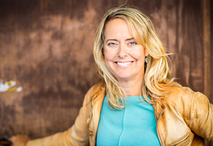  Am 2. Tag startet Maike van den Boom – Glücksforscherin und Expertin im Bereich New work – mit dem Thema Leadership im Wandel. (Foto: Martin Källqvist / Superlativ)