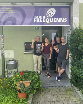 Das Stamm-Team von Radio Freequenns: Werner Raggl,  Kathrin Brunner, Ernst Nussbaumer und Robert Sommerer (v. l.) vor dem Studio in Liezen.